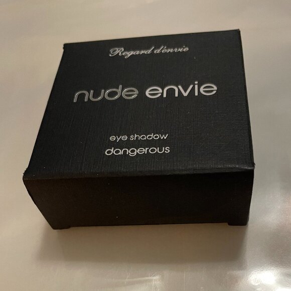 NUDE ENVIE Dangerous Eyeshadow in a Silver Mirrored Compact Brand New in Box NWT - Picture 4 of 5